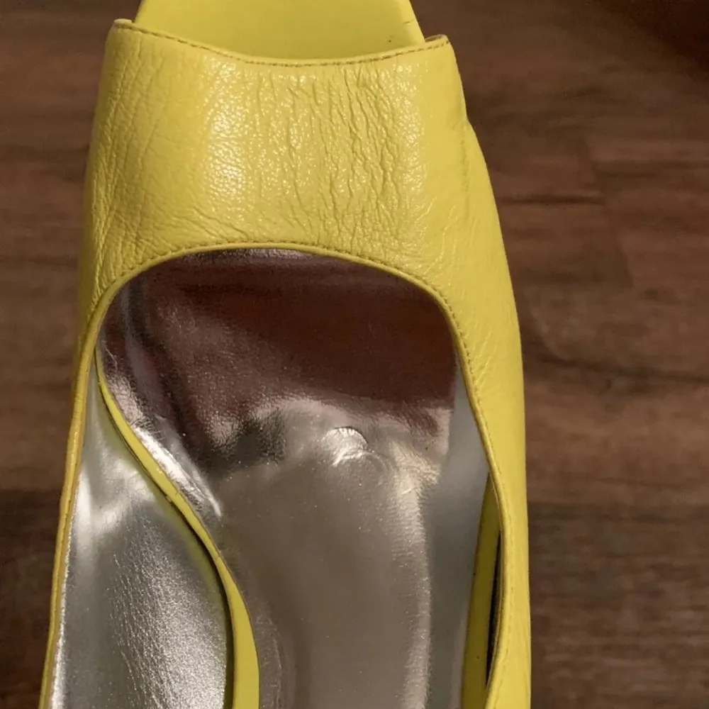 Hanson Open Toe Heels Size 7 Bright Yellow Never Worn - Image 7