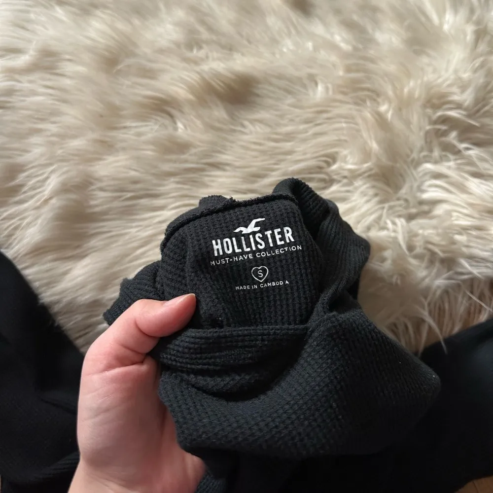HOLLISTER Easy Ribbed Cozy Waffle Hoodie In Black - Image 4