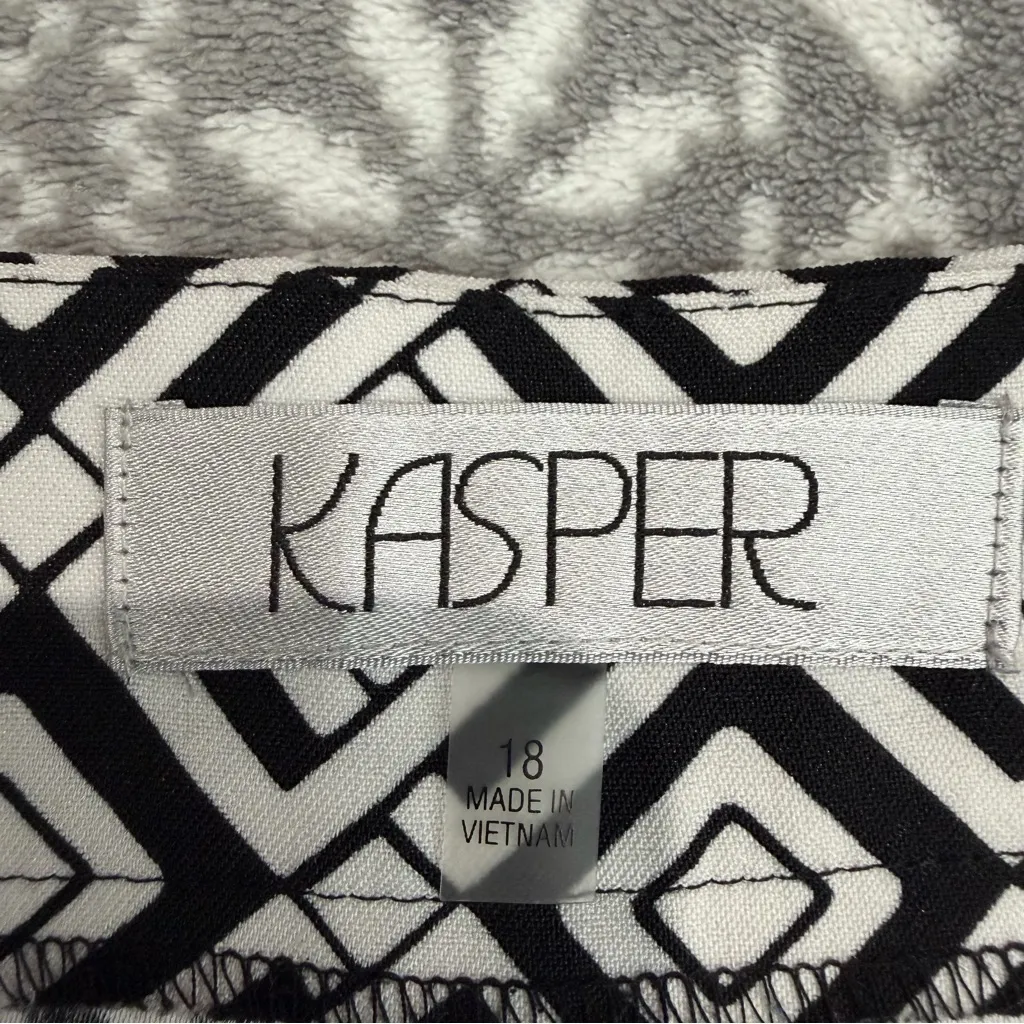 NWOT Kasper Kristy Slim Fit Dress Pant Black White Print Size 18 Casual Workwear - Image 3