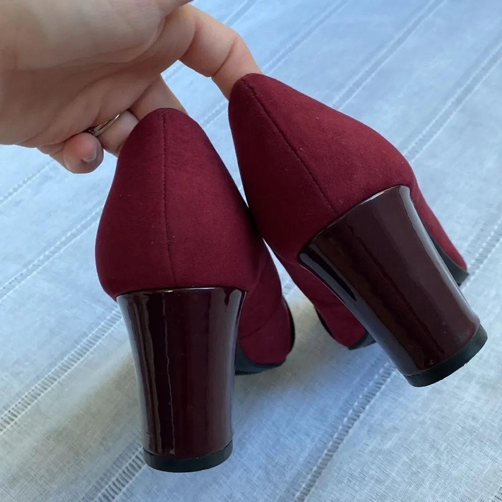 Karen Scott NWOT maroon pumps. - Image 3