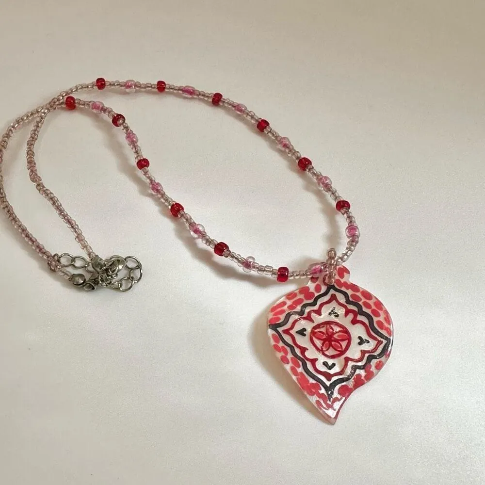 Pink and red beaded pendant necklace - Image 3