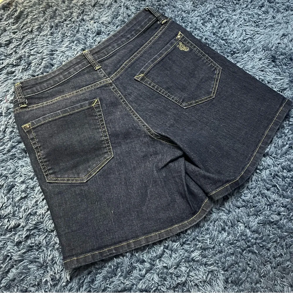 Jessica Simpson  vintage highwaisted short button fly size 27 5.5” inseam - Image 2