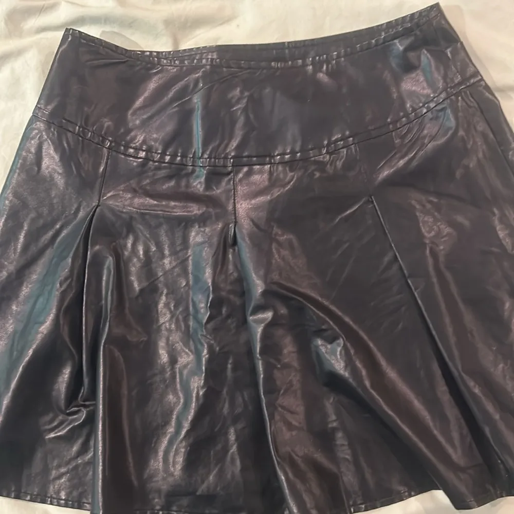 SHEIN pleather leather style flair skirt - sz M - Image 2