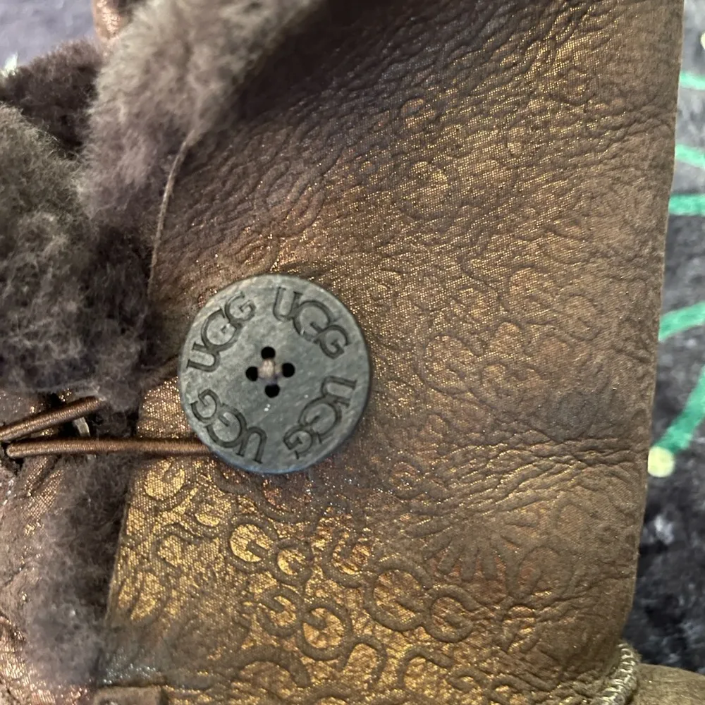 UGG Special Edition Bailey Button Metallic Logo brown leather sheepskin boot. 7 - Image 14