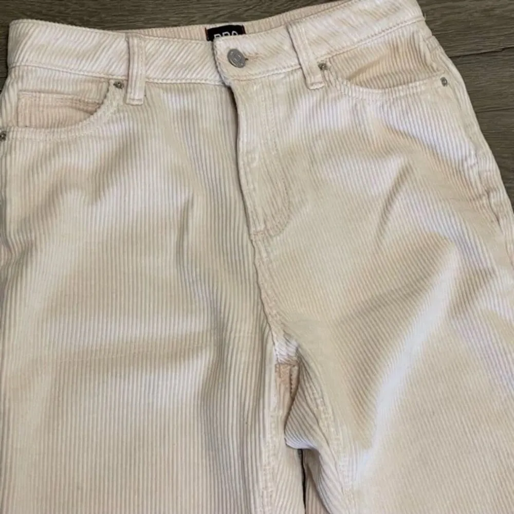 BDG Urban Outfitters Winter Stone beige Corduroy Mom Pants. - Image 5
