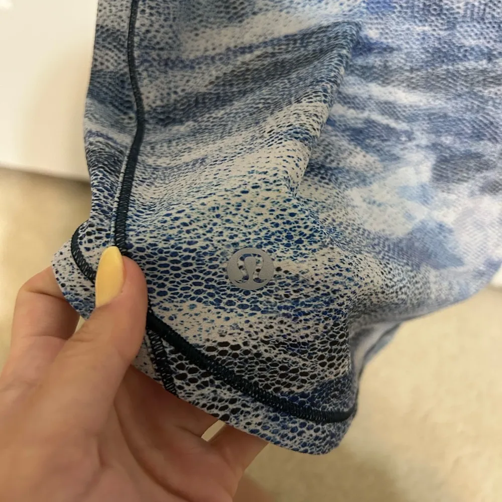 Lululemon Blue Patterned Women's Tank Top - Image 4