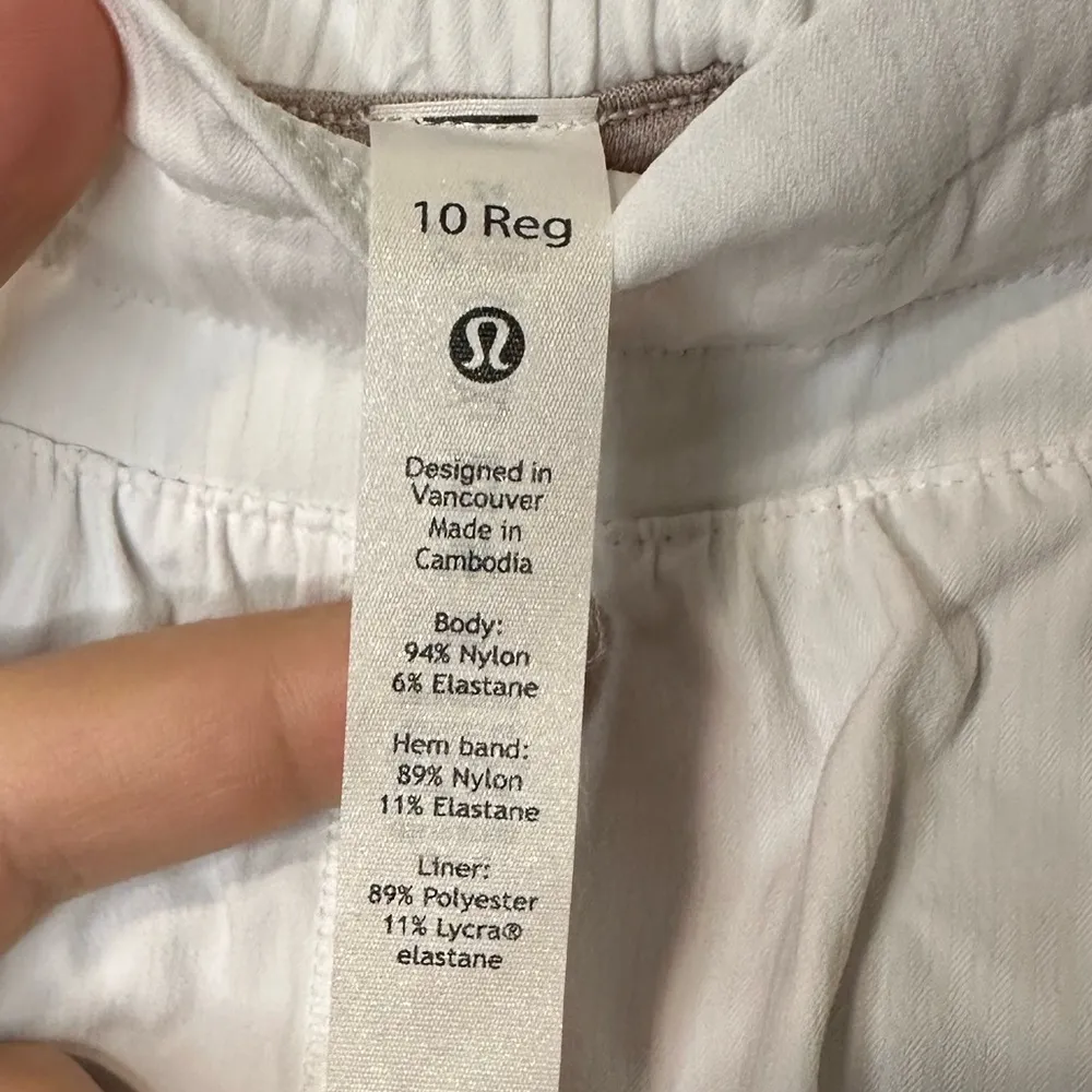 lululemon Hotty Hot Low Rise Lined Short 2.5" White Size 10 Regular - Image 3