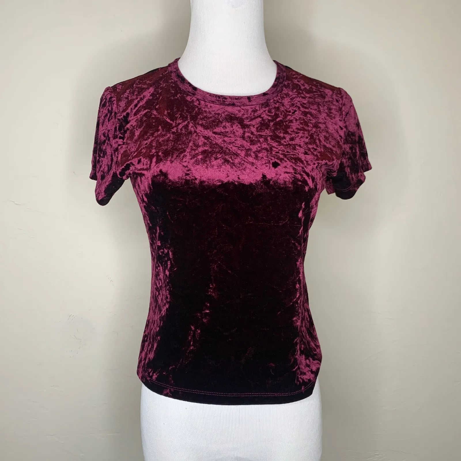 Burgundy Velour Short Sleeve Crop Shirt Sz Medium - Image 2