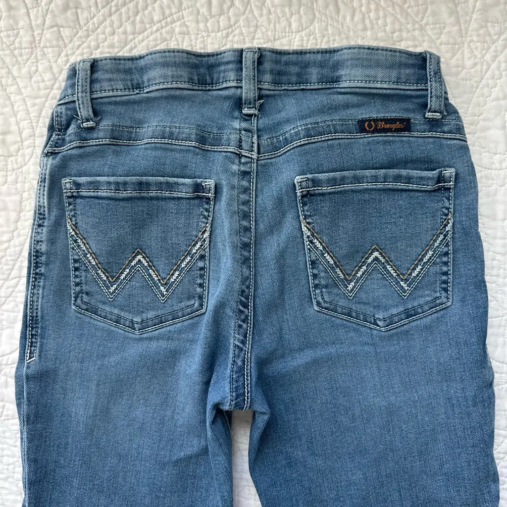 WRANGLER ULTIMATE RIDING JEAN WILLOW MID-RISE BOOTCUT Medium Wash - Image 4