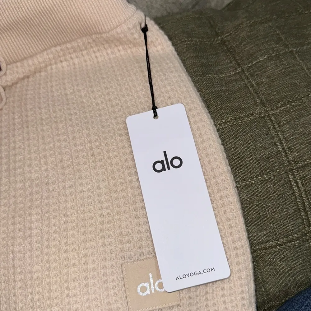 Cashmere High-Waist Plush Waffle Short alo yoga - Image 8