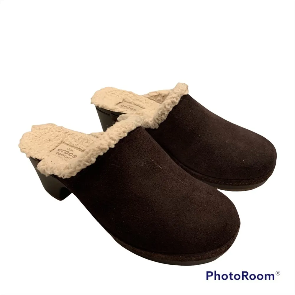Crocs Cobbler Brown Suede Leather Clogs Mules Faux Sherpa - Image 3