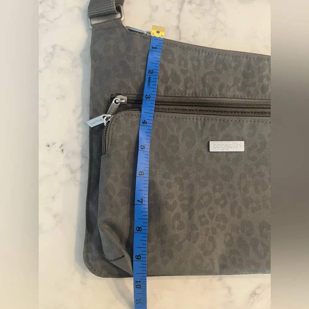 Baggallini HP Bagg, Grey Leopard Print Crossbody Bag Purse EUC - Image 2