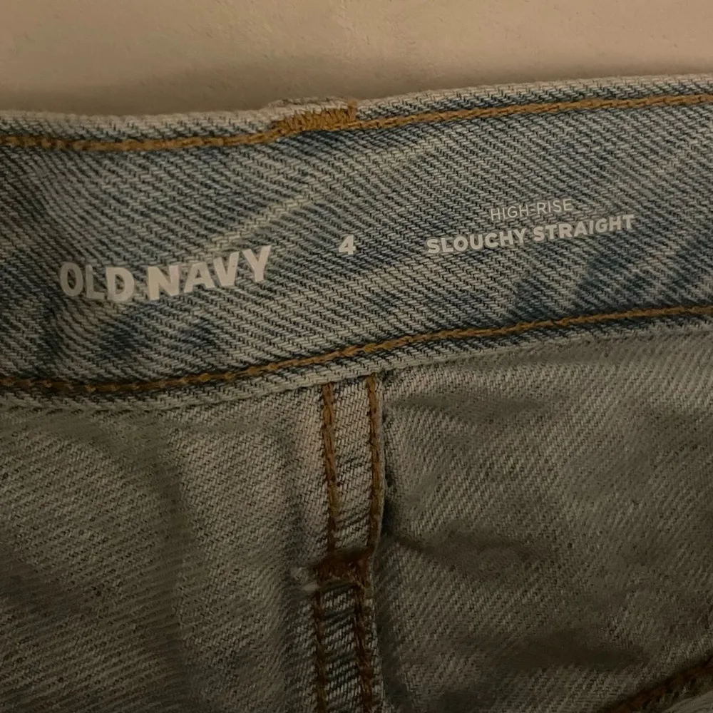 NWT Old Navy HR Distressed Jean Shorts Light Blue Size 4 Slouchy Straight - Image 9