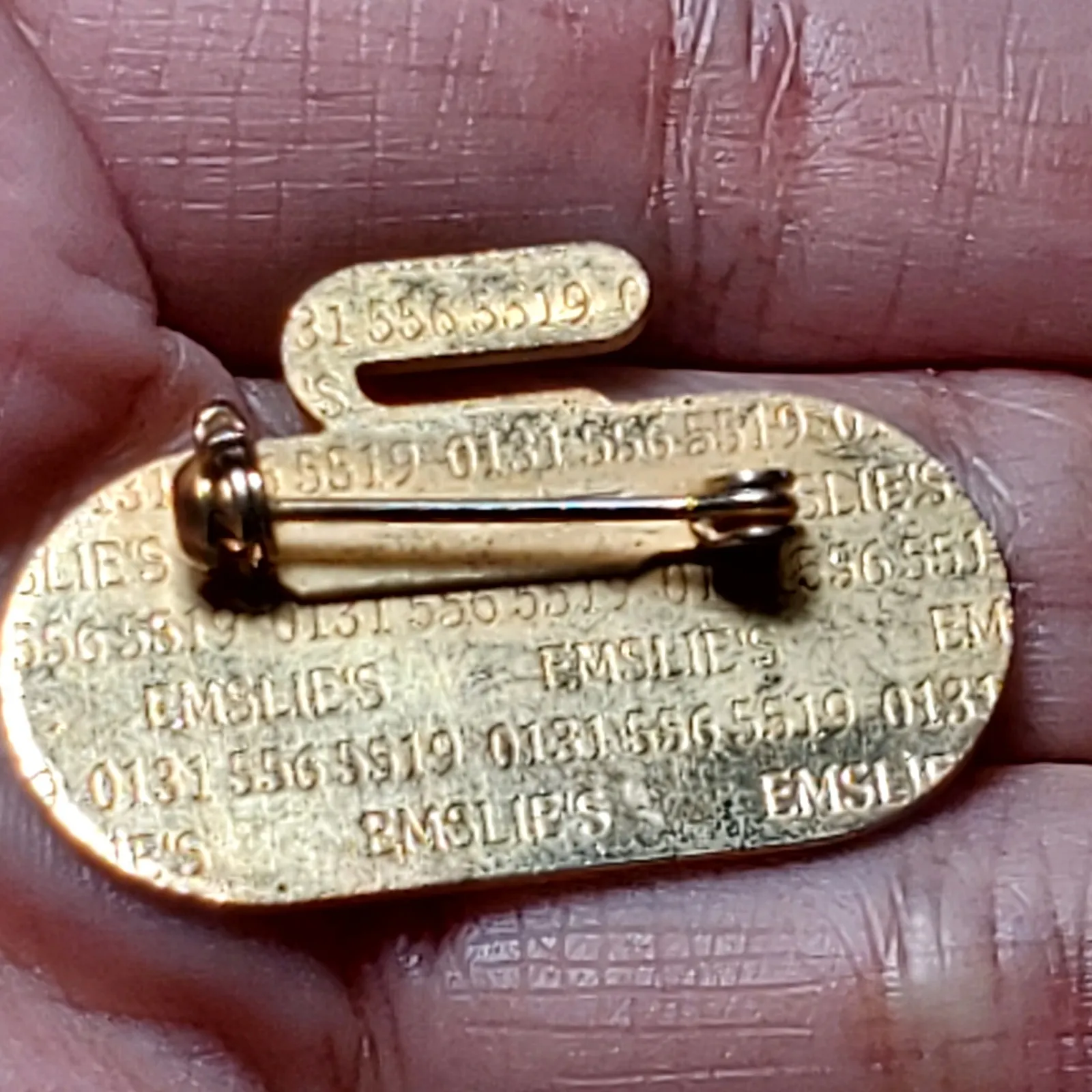 Dunfermline Ladies Curling Club 1972 Collectors Pin Gold Tone Vtg - Image 3