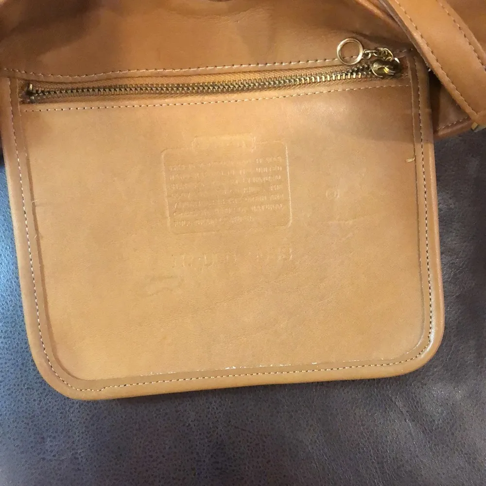 VINTAGE  Tribeca Camel Stained Glove Tanned Leather Duffle Shoulder Bag - Image 8