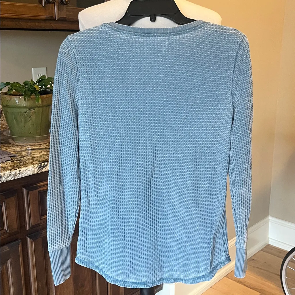 Seven7 Vintage Washed Out Blue Waffle Shirt Womens Small Henley - Image 10