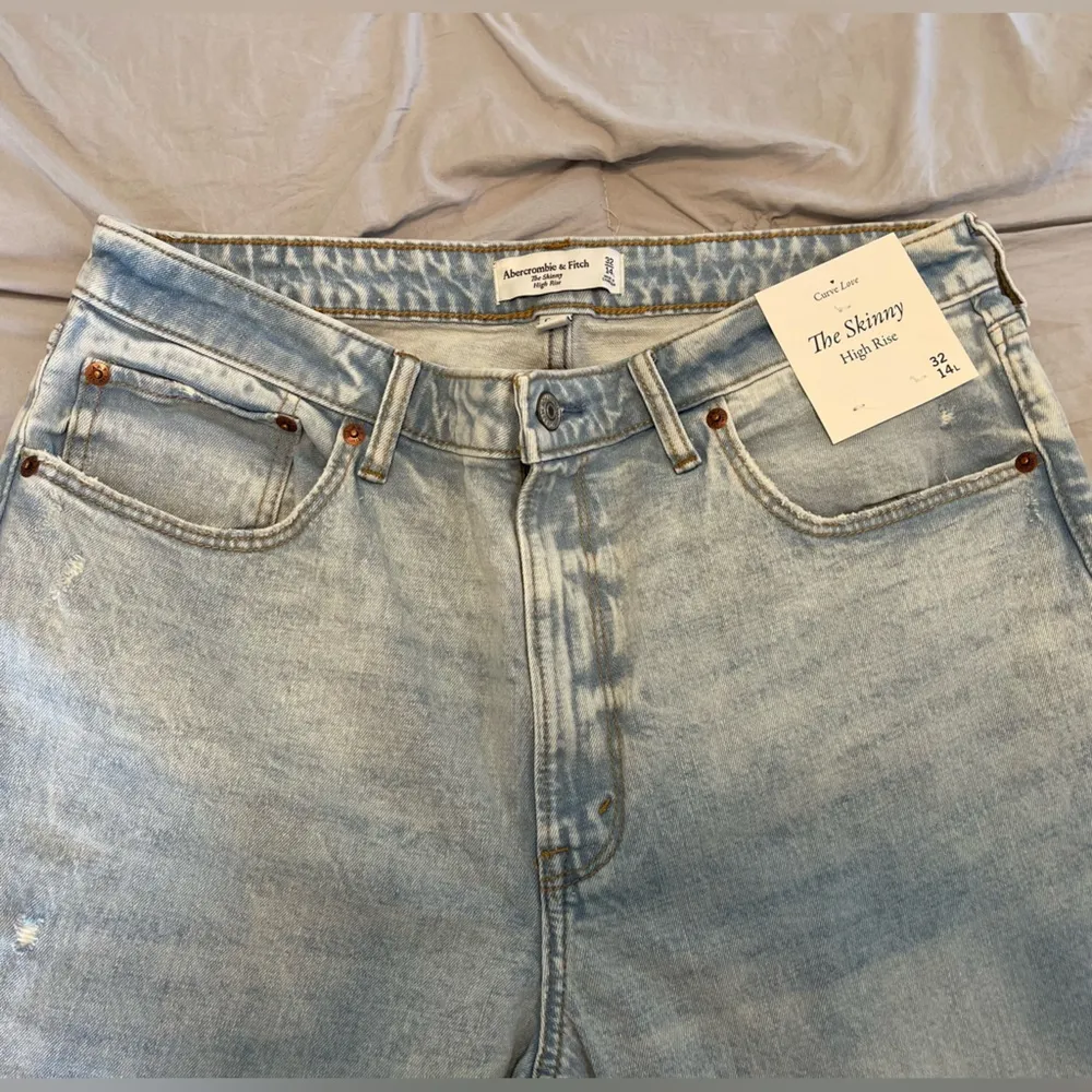 | BRAND NEW distressed jeans WITH tags - Image 5