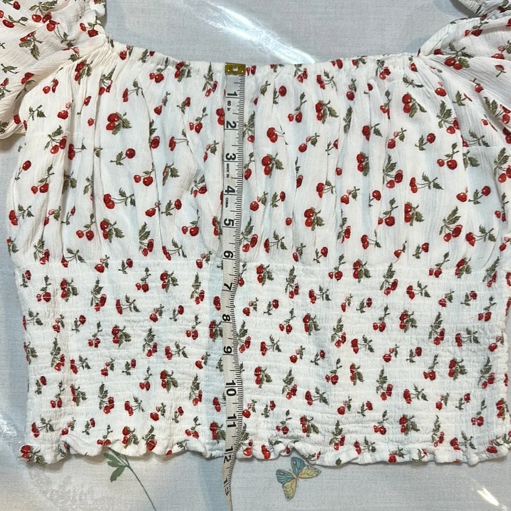 Abercrombie & Fitch cherry red and White Puff Sleeve smocked crop Blouse Size XL - Image 8