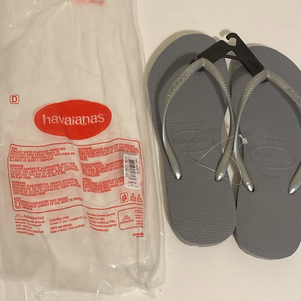 Havaianas Women's Slim Princesas Flip Flop
Size 7 or 8 New nwt sandals - Image 2