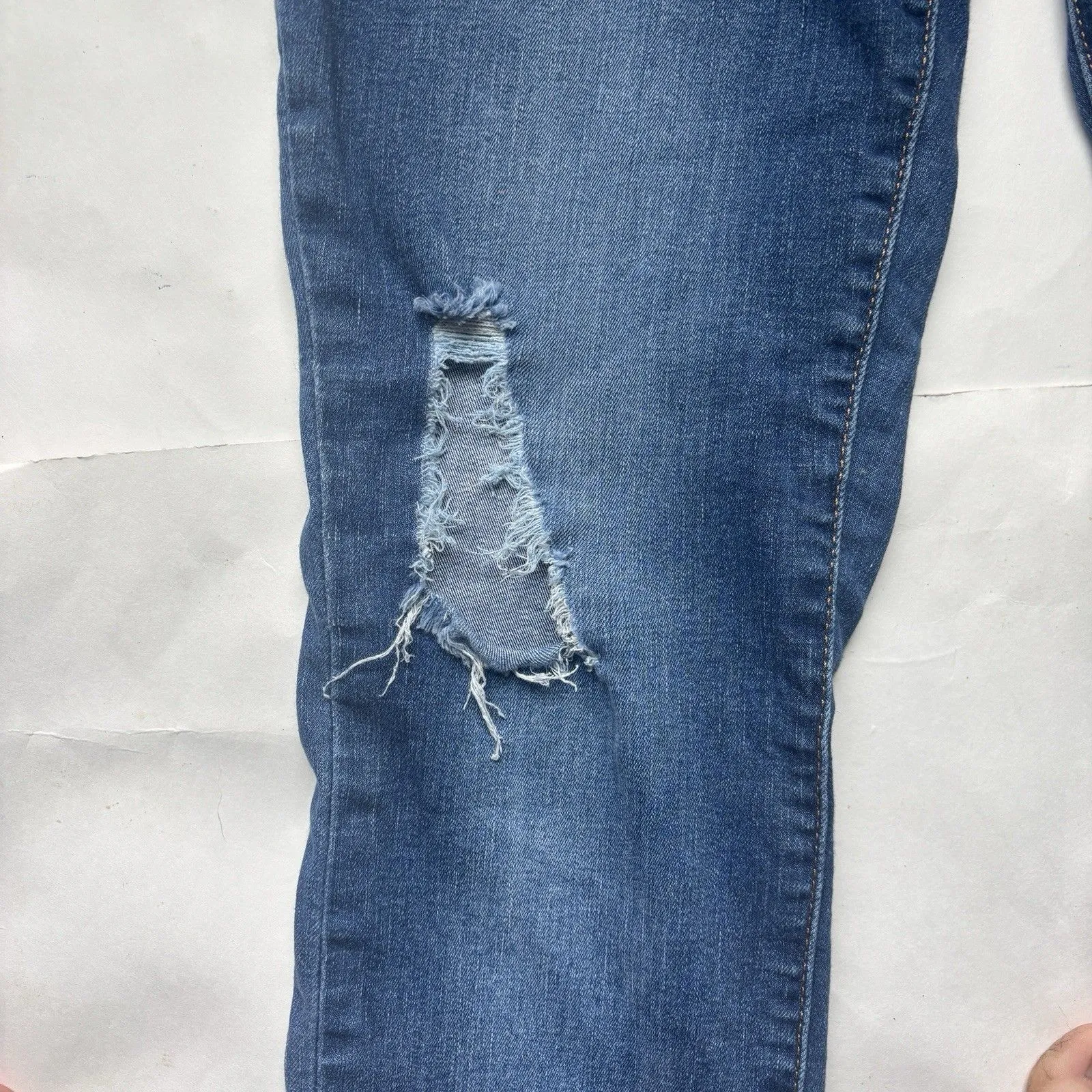 ROCK & REPUBLIC Berlin Distressed Mid-Rise Jeans Women's Size 8 Medium Wash - Image 12