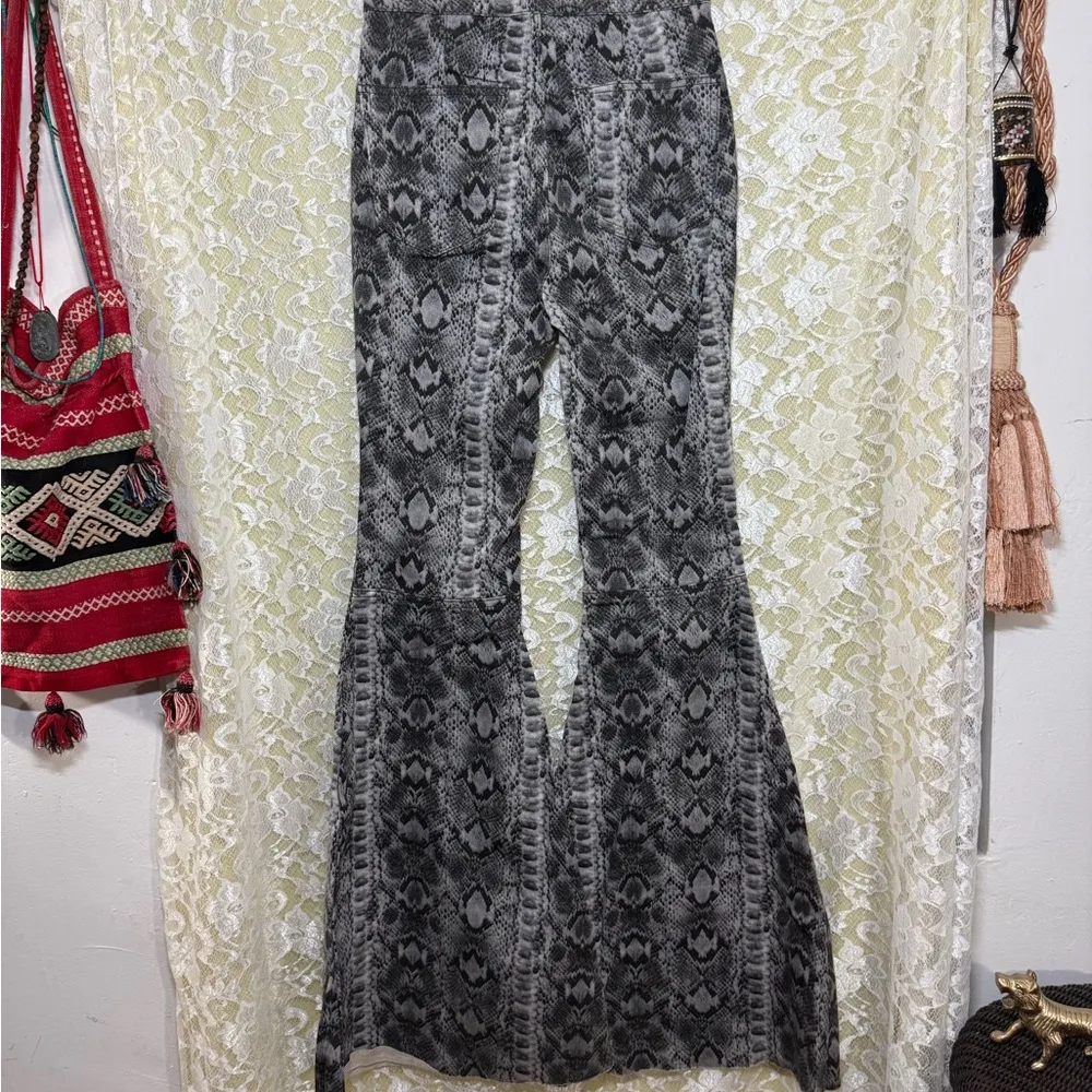 NWOT Free People Gray Snake Print Flared bell bottom Pants as 26/25 XS - Image 6