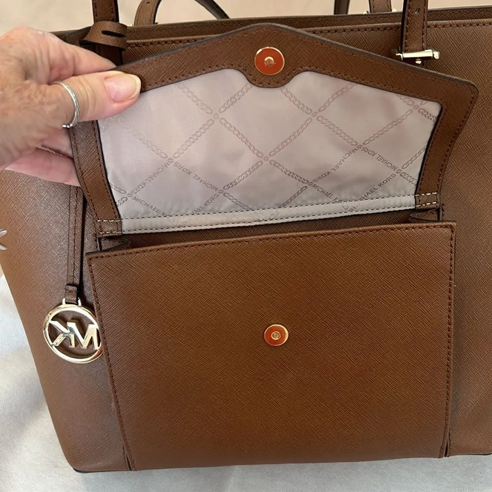 Michael Kors brown leather handbag lots of pockets roomy and adjustable handles - Image 3