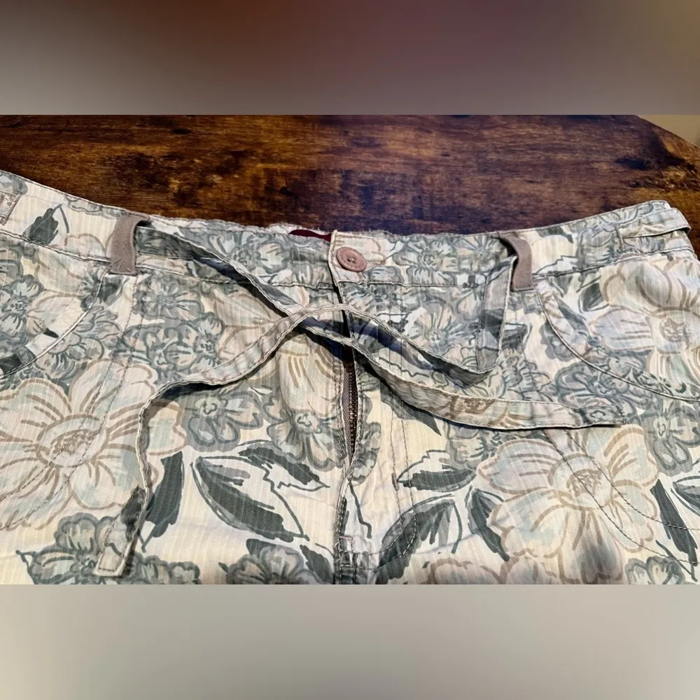 Gloria Vanderbilt | women’s paper bag style shorts. Size: 14 - Image 5