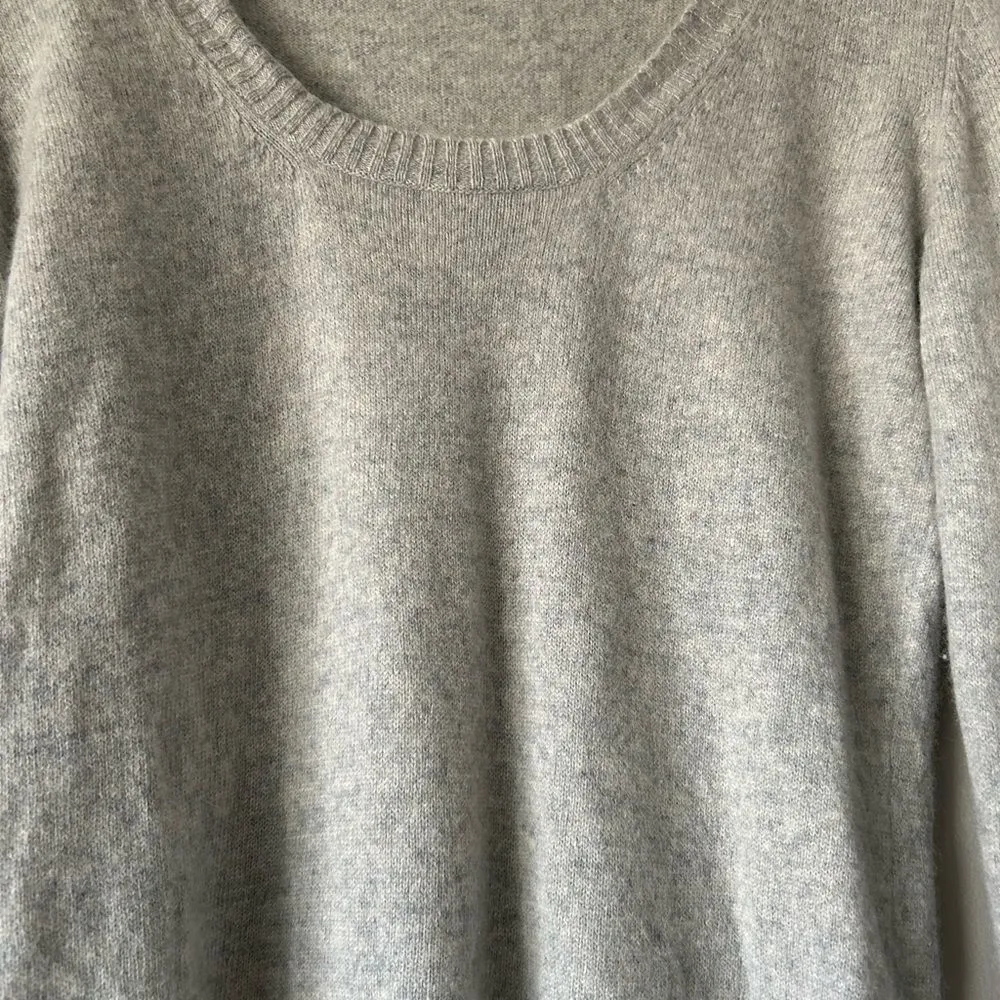 Kathy Ireland 100% Cashmere Grey Scoopneck Sweater Size Small Chic Staple Career - Image 2