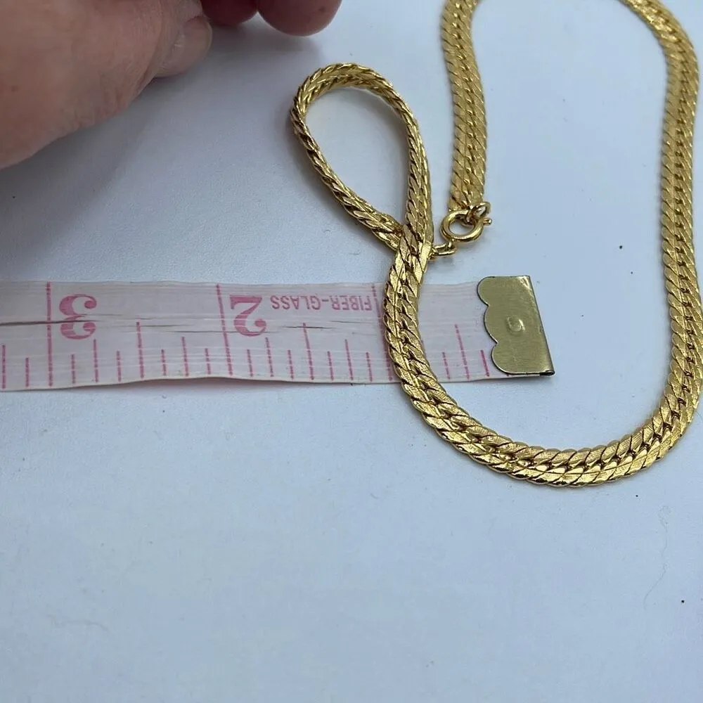 Vintage gold tone textured herringbone choker chain. Gold - Image 6