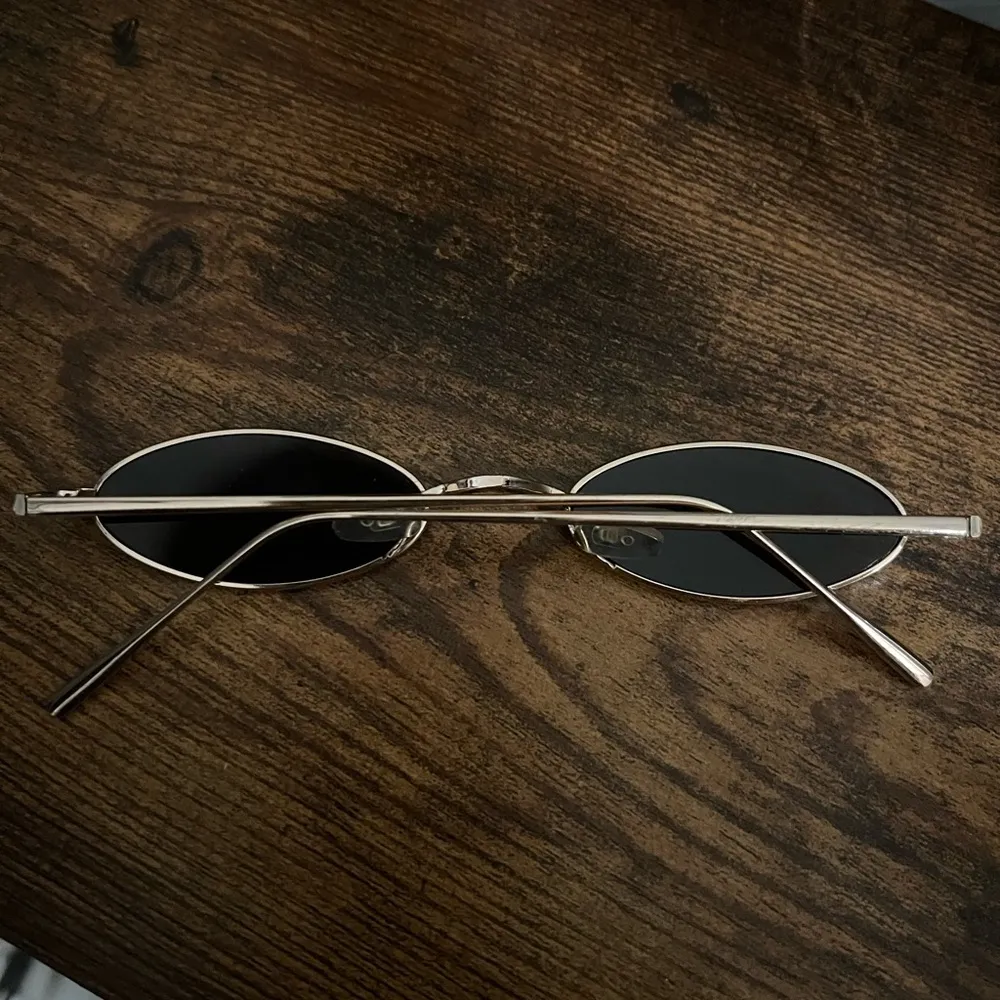 Urban Outfitters 90s Ultra Slim Oval Gold Sunglasses - Image 2