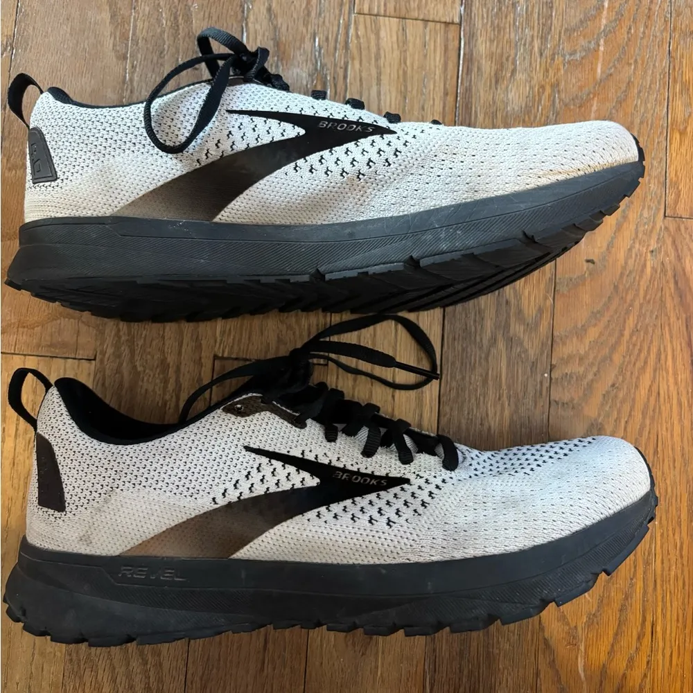 Brooks Revel 4 White 9 Running Shoe - Image 4