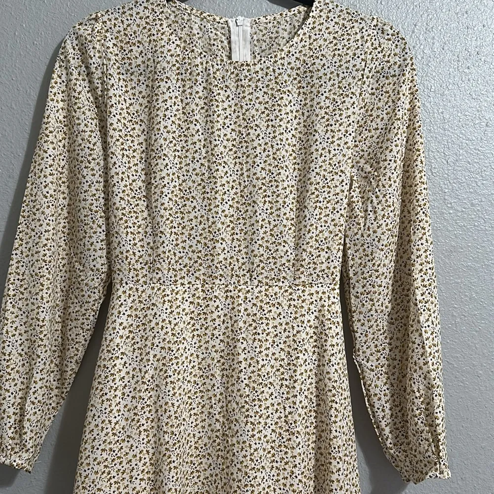 New with tags cream with yellow Flowers dress size m - Image 6