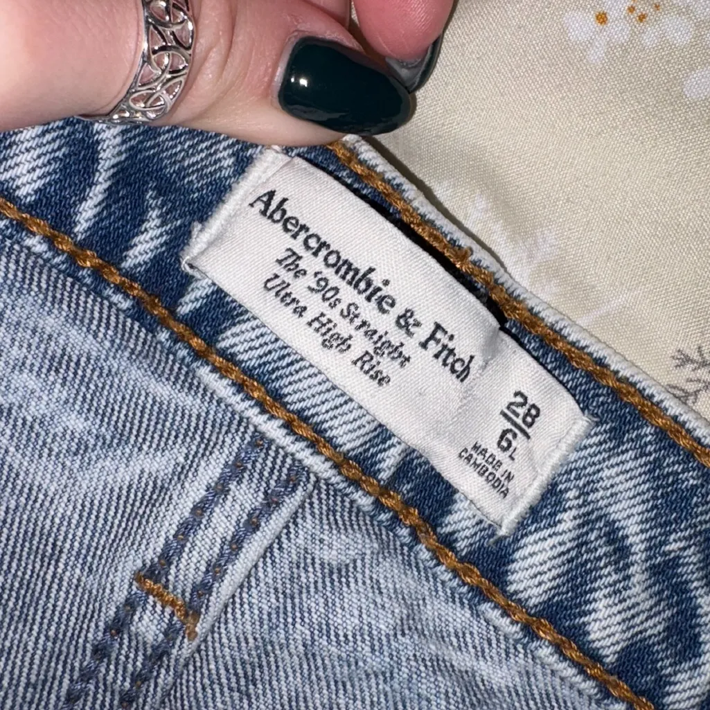 Abercrombie & Fitch The ’90s Straight Ultra High Rise Jeans – Size 28 - Image 4