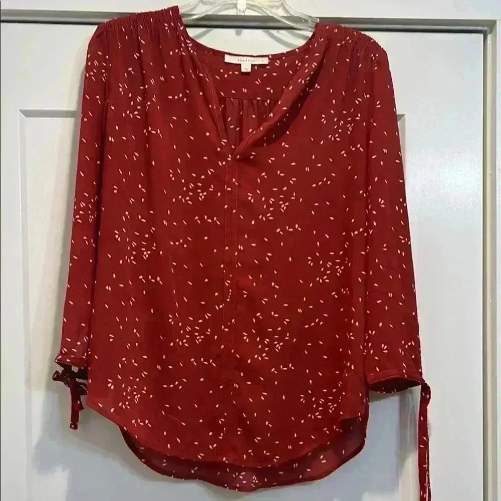 Fun2fun rust colored shirt with a cream colored design size small. - Image 6