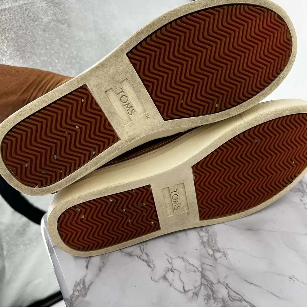 TOMS Paxton Ankle Sneaker Light‎ Taupe Suede Size 7 Casual Comfy Slip On Cushion - Image 2