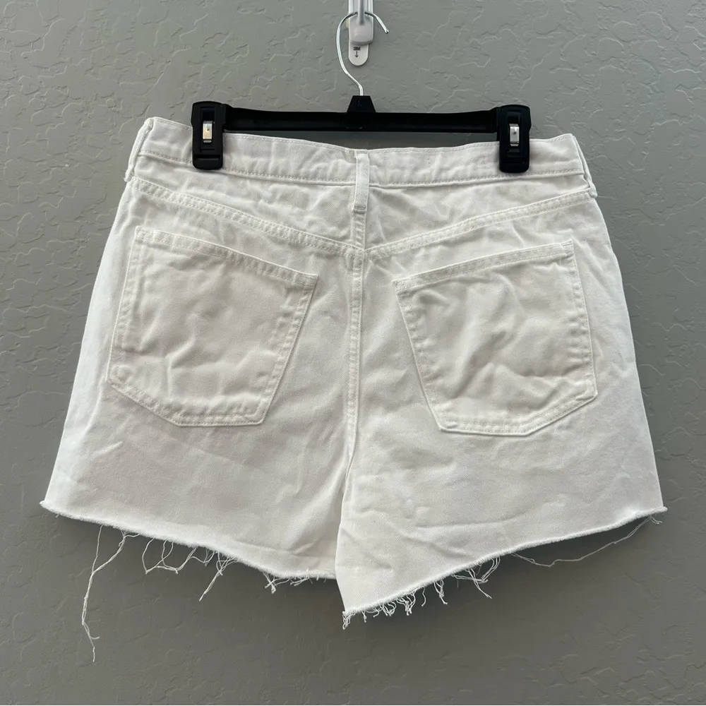 Universal Thread white cut off boyfriend shorts size 8 R - Image 10