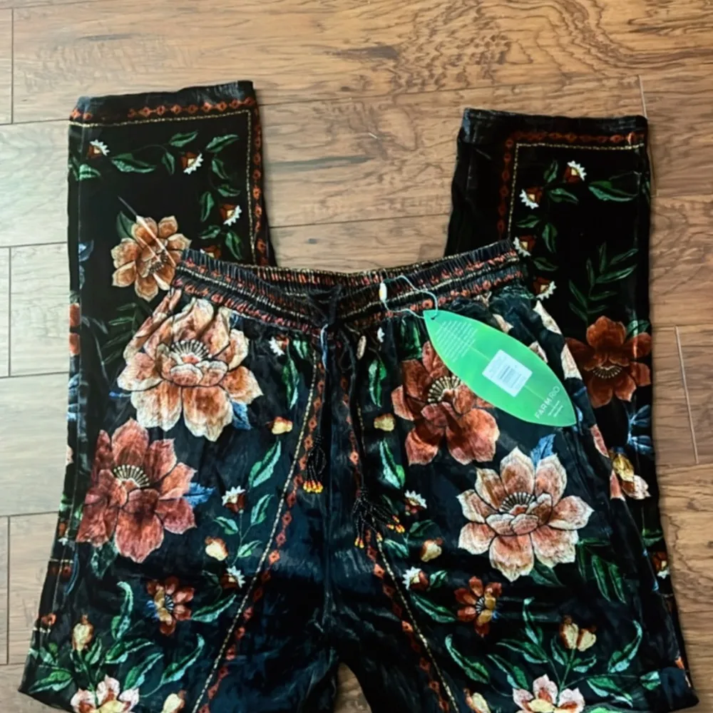 NWT farm Rio garden macaw velvet trousers - Image 4