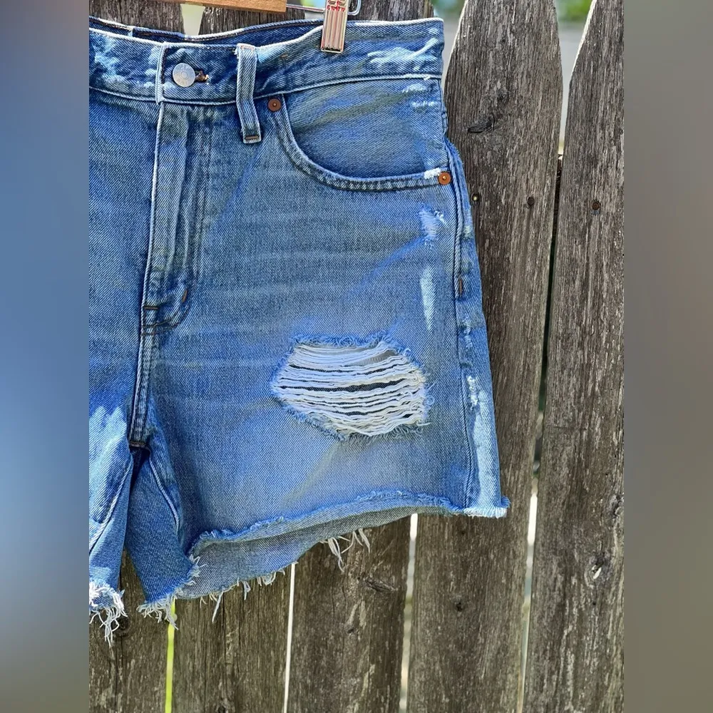 Madewell Relaxed Mid-Length Denim Shorts in Steenwick Wash: Ripped Edition - Image 3