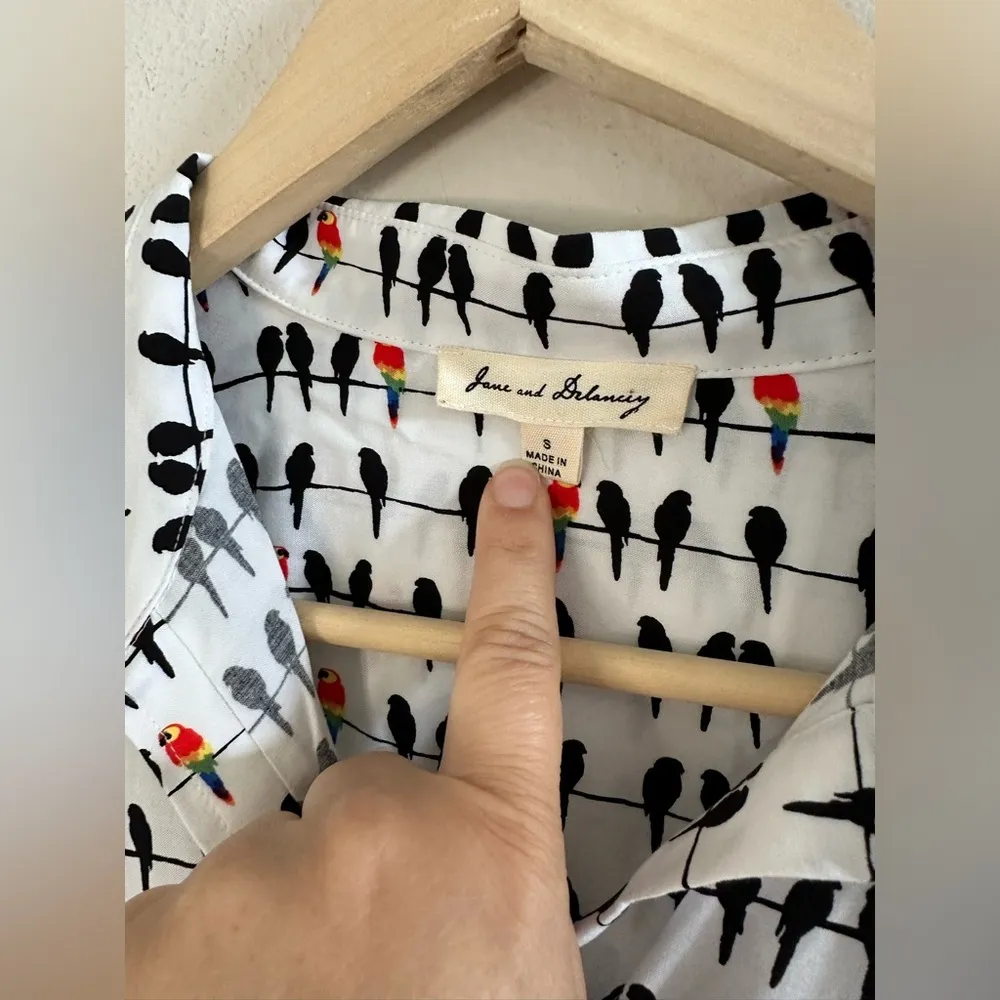 Jane and Delancey Anthropologie parrot button down size S - Image 5