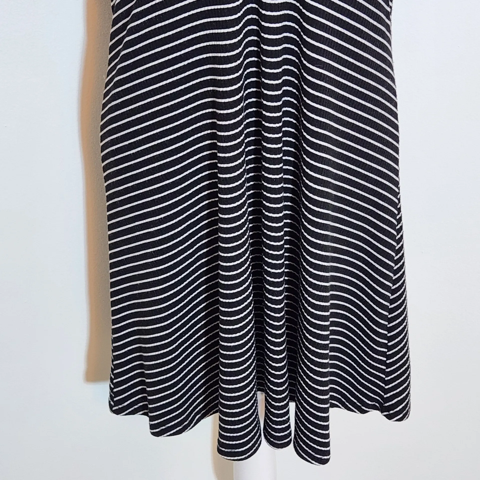 Wild Fable Black and White Striped Ribbed Knit V-Neck Mini Dress Size XL - Image 4