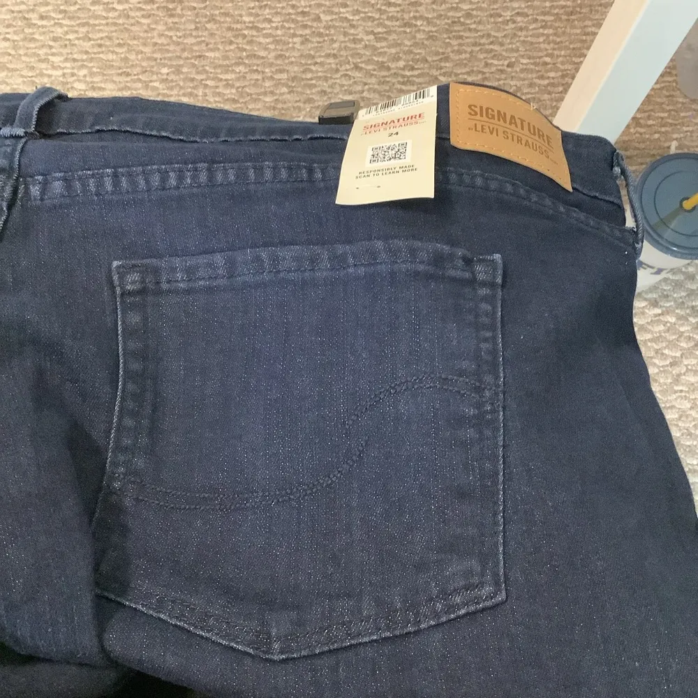 Signature by Levi Strauss Size 24 Dark Blue Mid Rise Jean Shorts. New W/Tags. - Image 7
