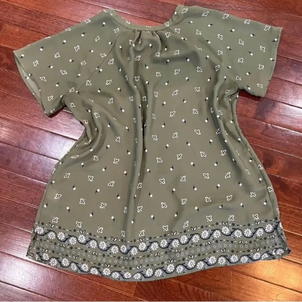 olive green white and navy top size small - Image 5