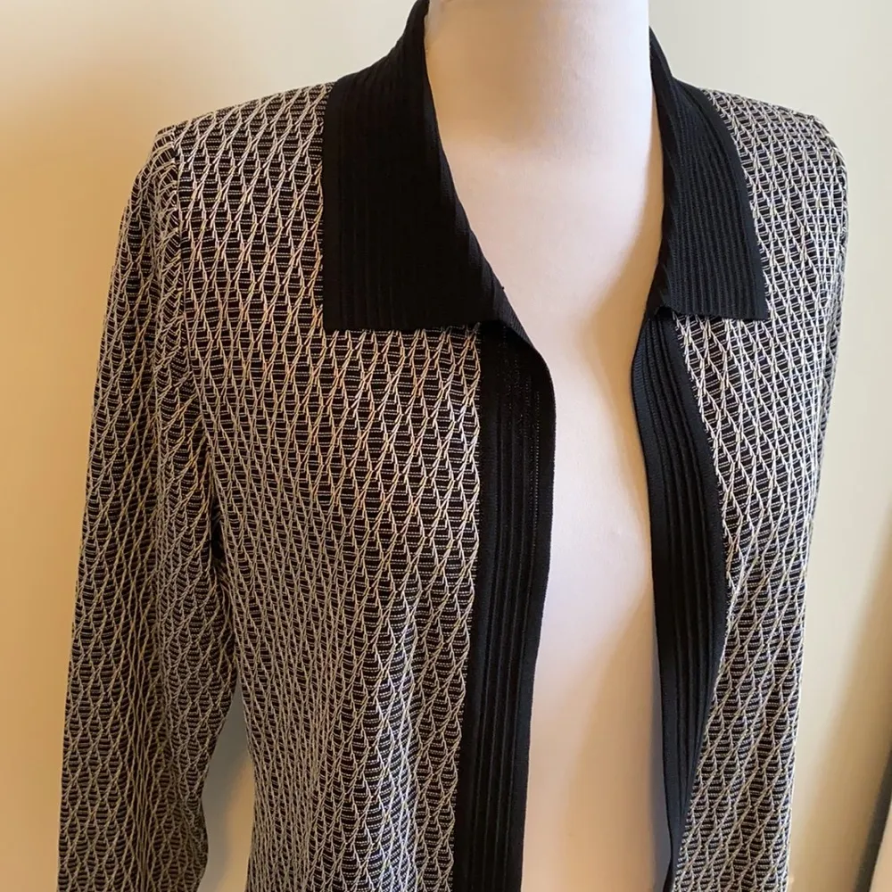 Exclusively Misook Black White Textured Cardigan - Image 4
