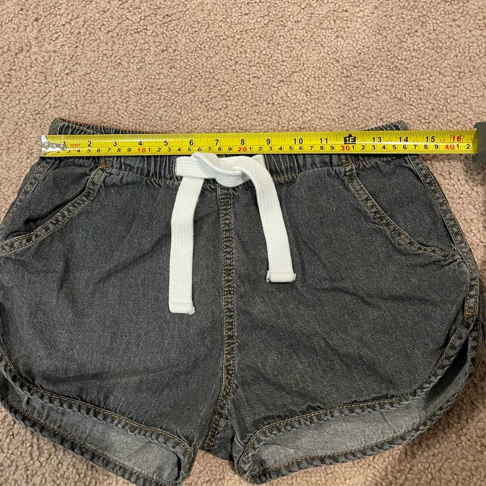 DIVIDED H&M Basic Dark Gray Denim Short Size 30 - Image 4
