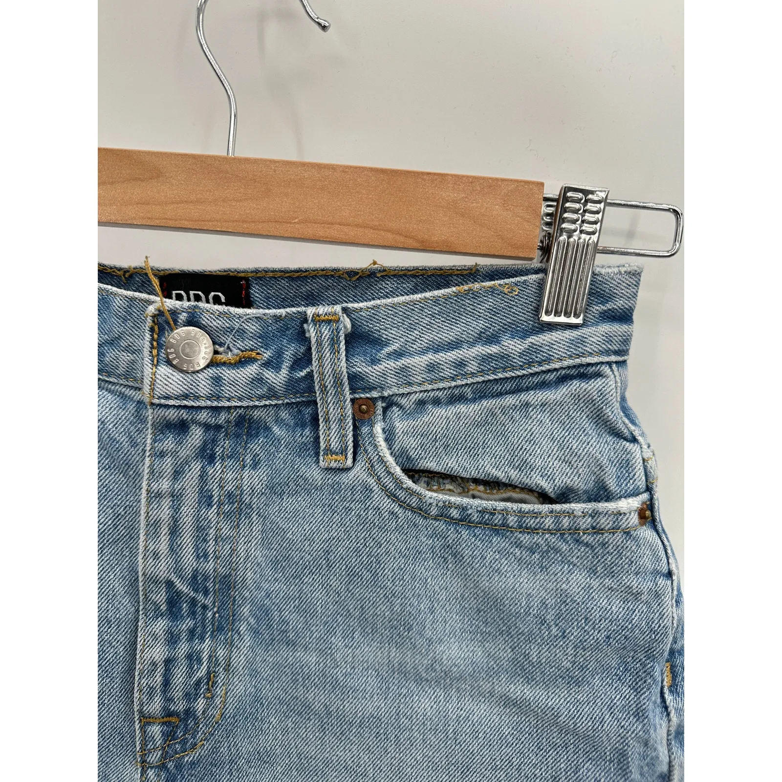 Urban Outfitters BDG Light Wash Blue Denim Mom High Rise Shorts Women's Size 25 - Image 3