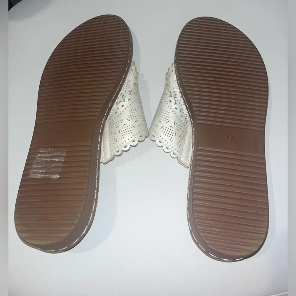 PALMS Women’s 10 Perforated Thong Sandals White on Brown Flip Flop Slip On Comfy - Image 4