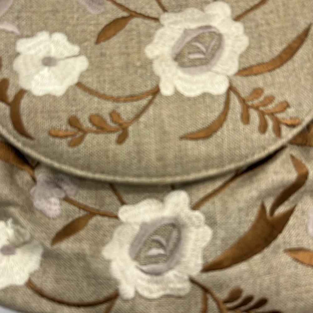 FRANKIE & JOHNNY embroidered floral tan and white shoulder bag - Image 8