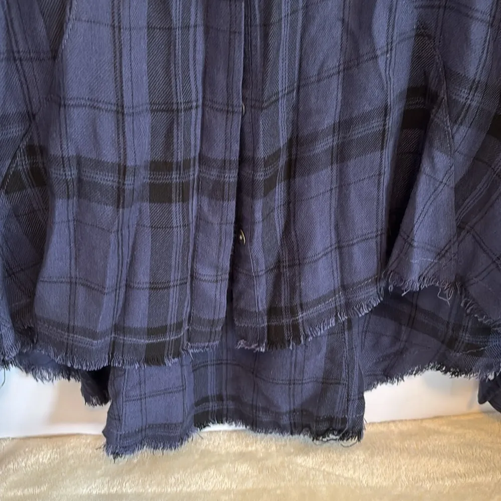 SIGNORELLI… BLUE AND BLACK SOFT LONG SLEEP BUTTON DOWN TOP RAW HEM AT BOTTOM Size M - Image 4