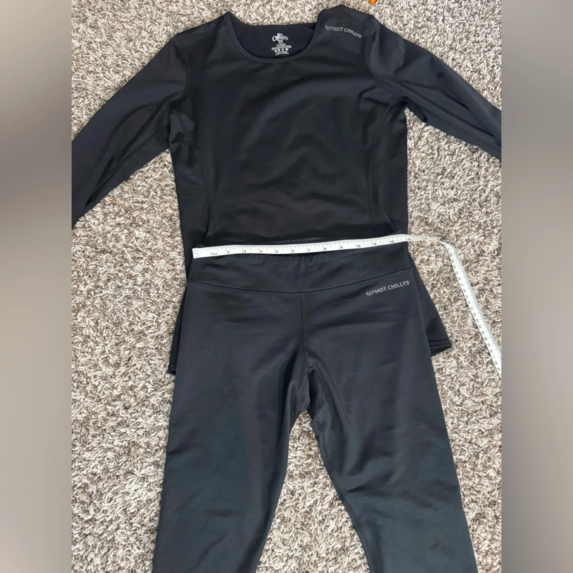 Hot Chillys Cold Weather Layers Top in Small & Bottoms in XS
Ski layers Black Size undefined - Image 3