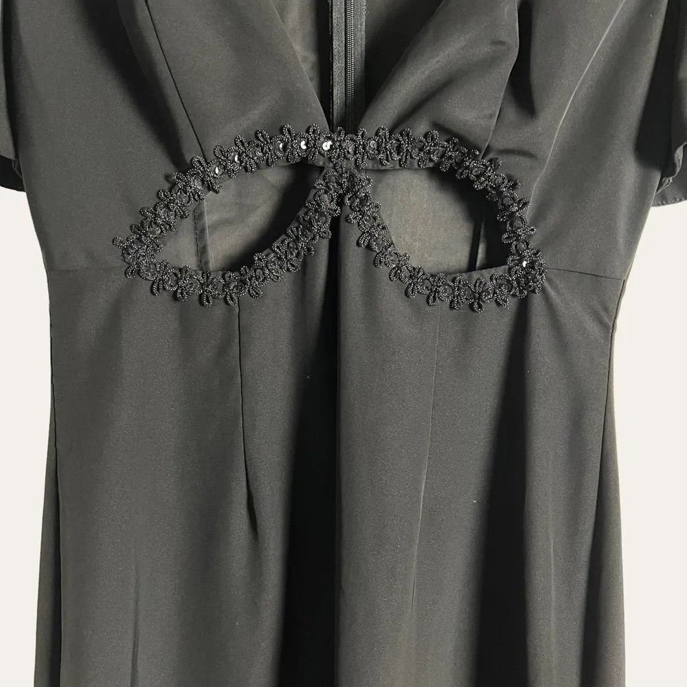 leena for Mac Duggal Black Embelished Cutout Short Sleeve Formal Gown Size 8 - Image 8